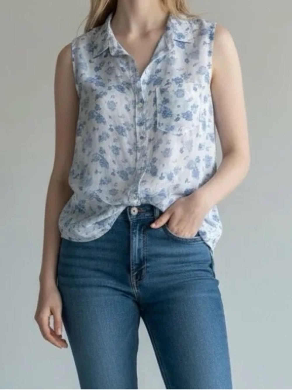 Abercrombie & Fitch Hamptons like Sleeveless Blue Floral Button-Down Blouse